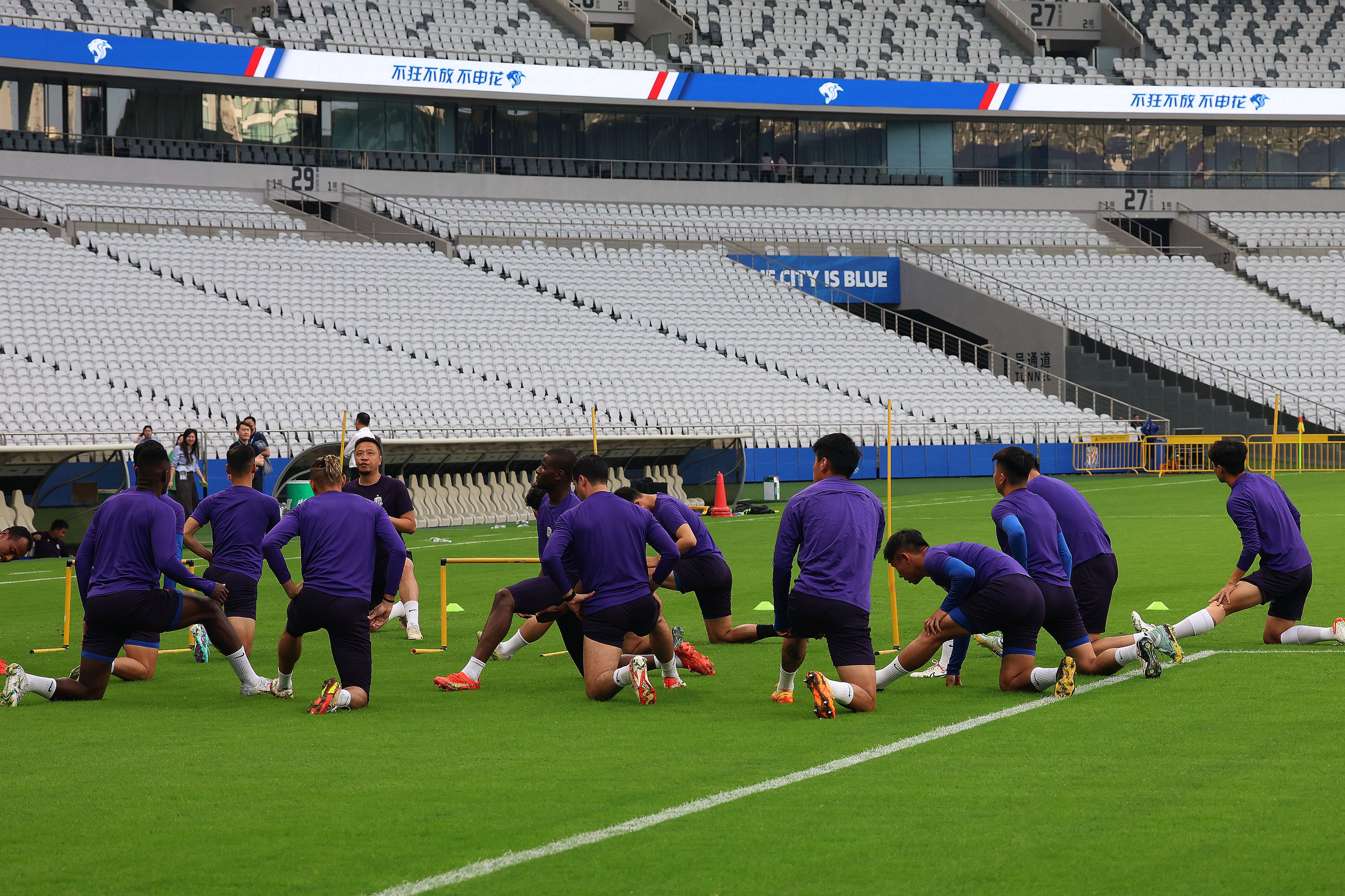 上海申花发布备战花絮，冲刺阶段刷新队史纪录，中超任务艰巨，团队化学反应显著的简单介绍